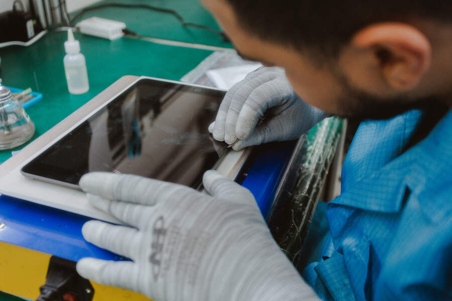 Técnico da Fix executando troca de vidro