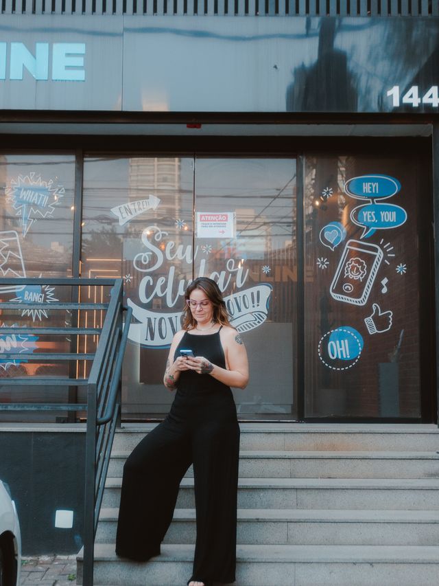 Cliente em frente à loja Fix Online